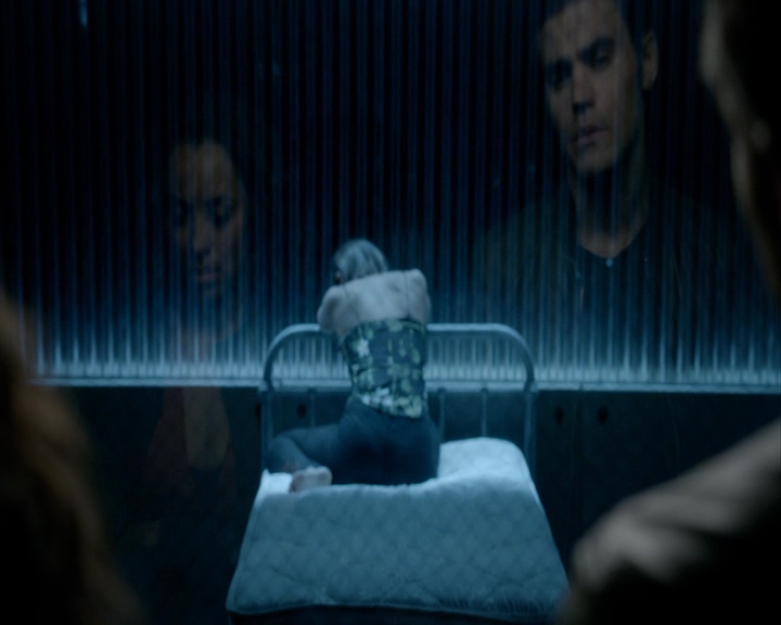 VampireDiaries-dot-nl_VampireDiaries-8x03YouDecidedThatIWasWorthSaving1873.jpg