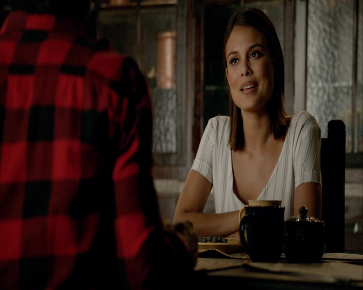 VampireDiaries-dot-nl_VampireDiaries-8x03YouDecidedThatIWasWorthSaving2104.jpg