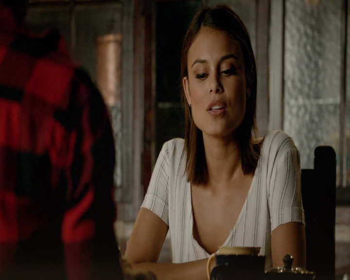 VampireDiaries-dot-nl_VampireDiaries-8x03YouDecidedThatIWasWorthSaving2108.jpg