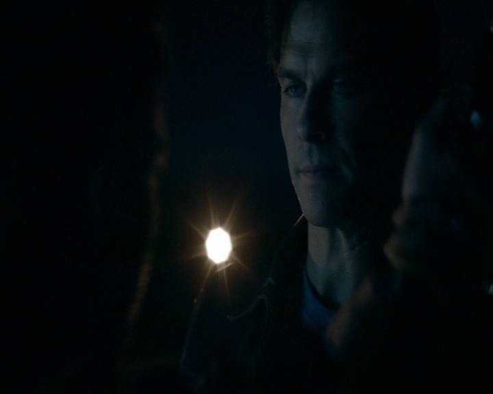 VampireDiaries-dot-nl_VampireDiaries-8x03YouDecidedThatIWasWorthSaving2193.jpg