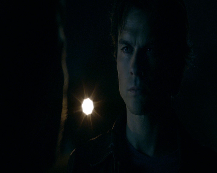 VampireDiaries-dot-nl_VampireDiaries-8x03YouDecidedThatIWasWorthSaving2237.jpg