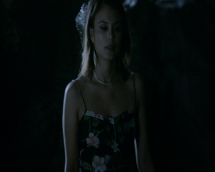 VampireDiaries-dot-nl_VampireDiaries-8x04AnEternityOfMisery1328.jpg