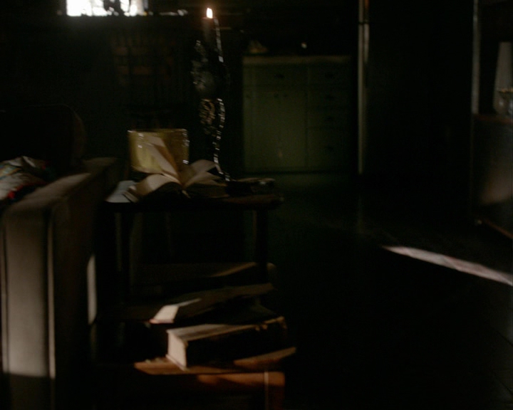 VampireDiaries-dot-nl_VampireDiaries-8x05ComingHomeWasAMistake0032.jpg