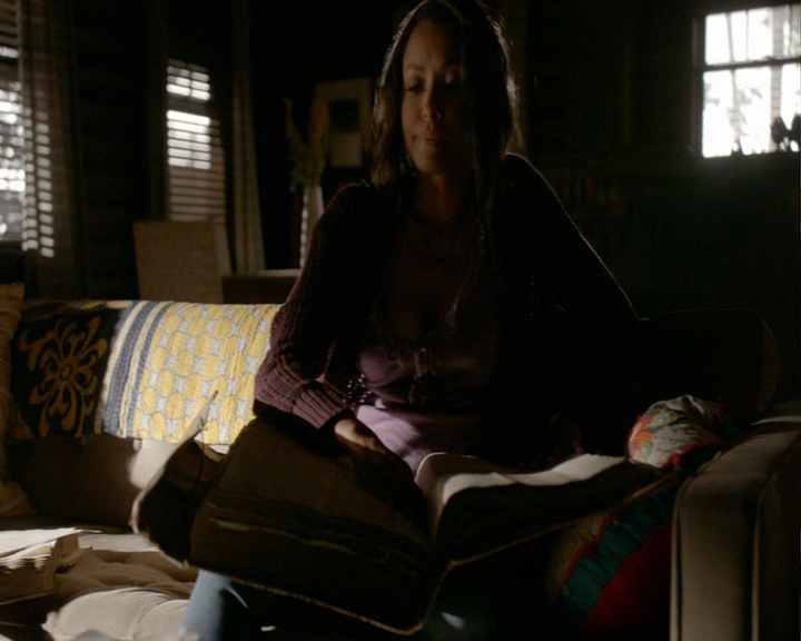 VampireDiaries-dot-nl_VampireDiaries-8x05ComingHomeWasAMistake0035.jpg