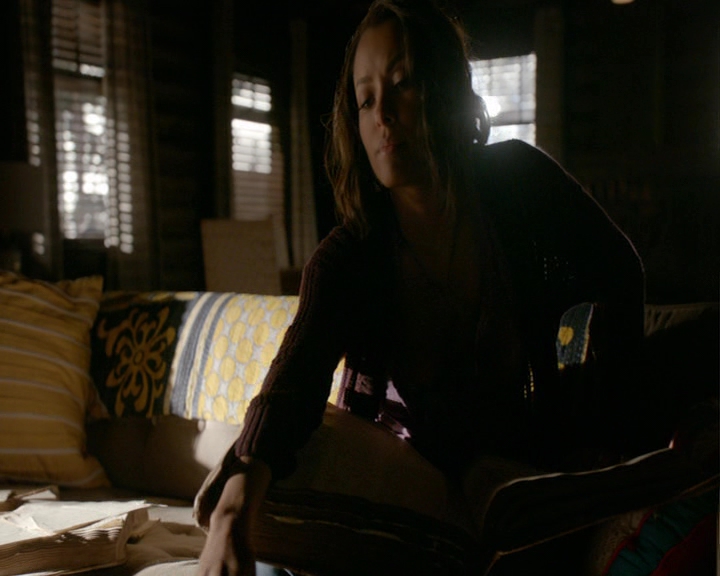 VampireDiaries-dot-nl_VampireDiaries-8x05ComingHomeWasAMistake0036.jpg