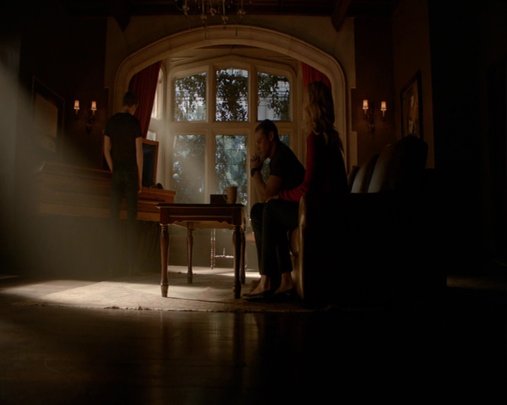 VampireDiaries-dot-nl_VampireDiaries-8x05ComingHomeWasAMistake0075.jpg