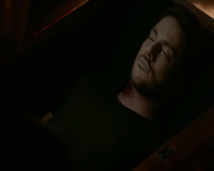 VampireDiaries-dot-nl_VampireDiaries-8x05ComingHomeWasAMistake0093.jpg