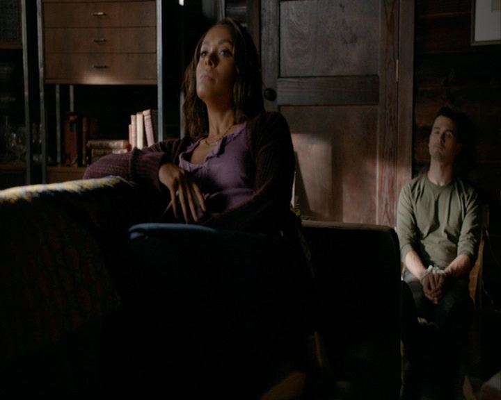 VampireDiaries-dot-nl_VampireDiaries-8x05ComingHomeWasAMistake0242.jpg