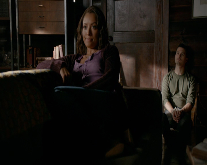 VampireDiaries-dot-nl_VampireDiaries-8x05ComingHomeWasAMistake0244.jpg