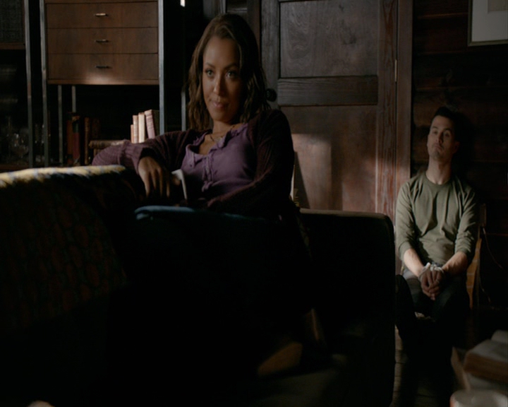 VampireDiaries-dot-nl_VampireDiaries-8x05ComingHomeWasAMistake0245.jpg