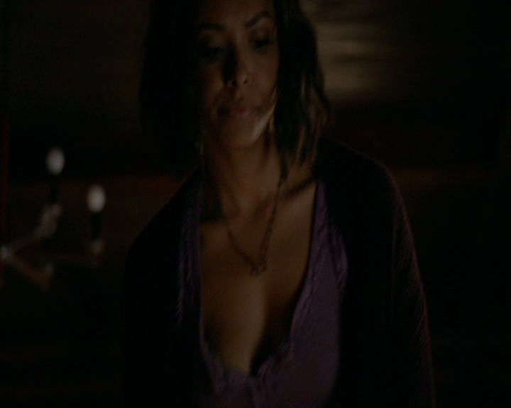 VampireDiaries-dot-nl_VampireDiaries-8x05ComingHomeWasAMistake0292.jpg