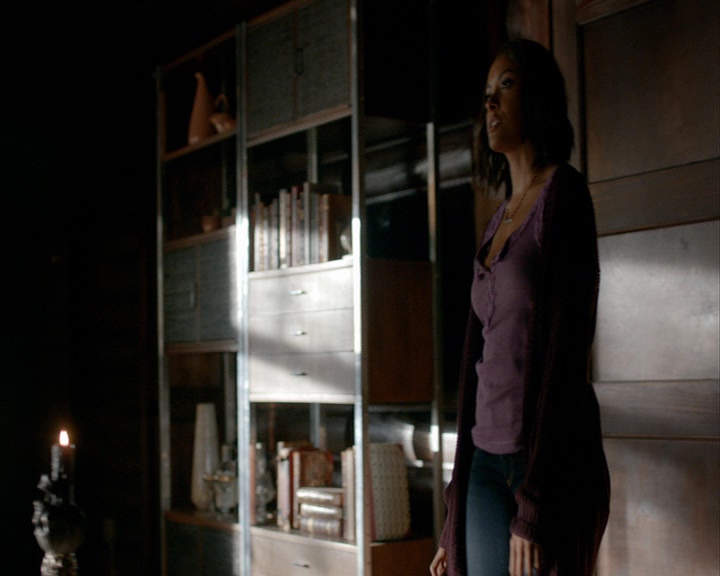 VampireDiaries-dot-nl_VampireDiaries-8x05ComingHomeWasAMistake0324.jpg