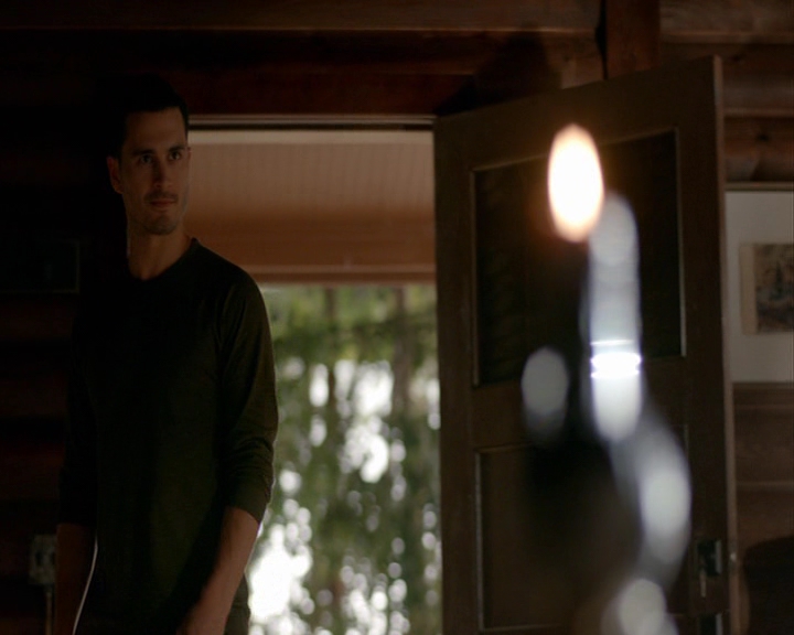 VampireDiaries-dot-nl_VampireDiaries-8x05ComingHomeWasAMistake0332.jpg