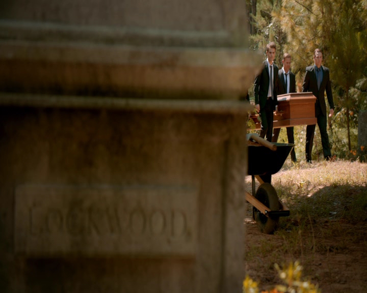 VampireDiaries-dot-nl_VampireDiaries-8x05ComingHomeWasAMistake0459.jpg