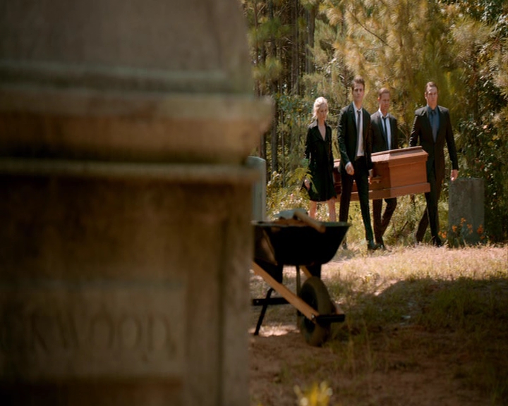 VampireDiaries-dot-nl_VampireDiaries-8x05ComingHomeWasAMistake0460.jpg