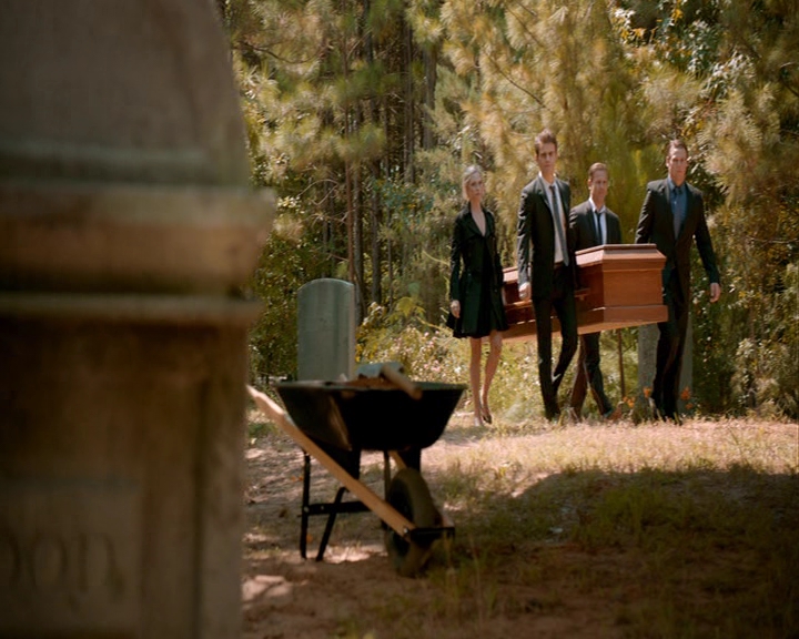 VampireDiaries-dot-nl_VampireDiaries-8x05ComingHomeWasAMistake0461.jpg