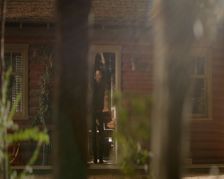 VampireDiaries-dot-nl_VampireDiaries-8x05ComingHomeWasAMistake0691.jpg