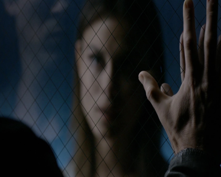 VampireDiaries-dot-nl_VampireDiaries-8x05ComingHomeWasAMistake0907.jpg