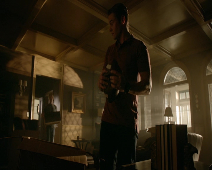 VampireDiaries-dot-nl_VampireDiaries-8x05ComingHomeWasAMistake0948.jpg