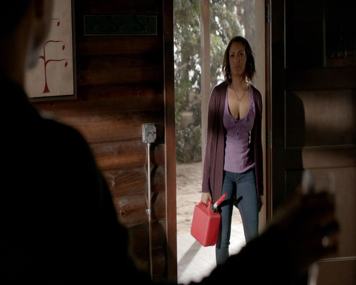 VampireDiaries-dot-nl_VampireDiaries-8x05ComingHomeWasAMistake1228.jpg