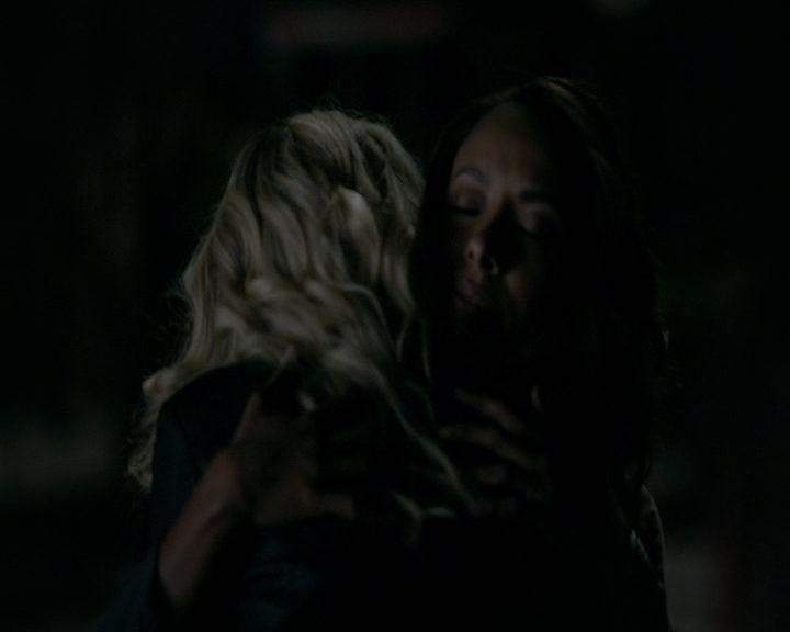 VampireDiaries-dot-nl_VampireDiaries-8x05ComingHomeWasAMistake2001.jpg