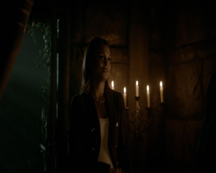 VampireDiaries-dot-nl_VampireDiaries-8x05ComingHomeWasAMistake2229.jpg