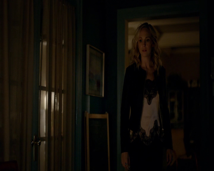 VampireDiaries-dot-nl_VampireDiaries-8x05ComingHomeWasAMistake2338.jpg