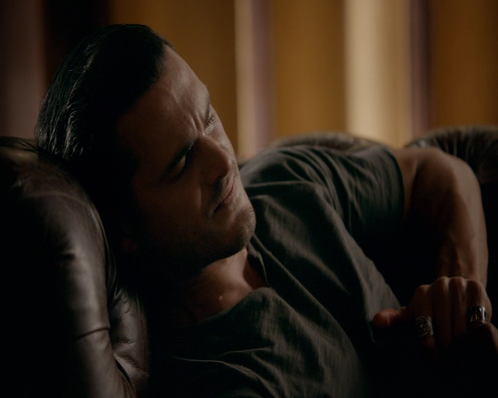 VampireDiaries-dot-nl_VampireDiaries-8x06DetouredOnSomeRandomBackwoodsPathToHell0438.jpg