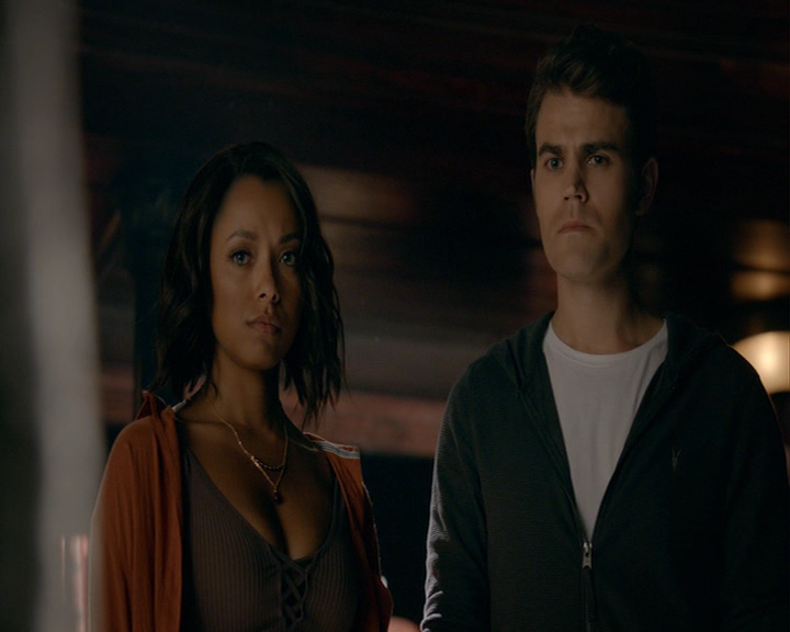 VampireDiaries-dot-nl_VampireDiaries-8x06DetouredOnSomeRandomBackwoodsPathToHell0930.jpg