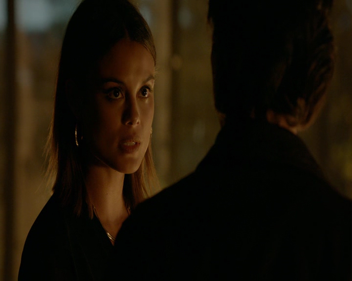 VampireDiaries-dot-nl_VampireDiaries-8x06DetouredOnSomeRandomBackwoodsPathToHell1324.jpg