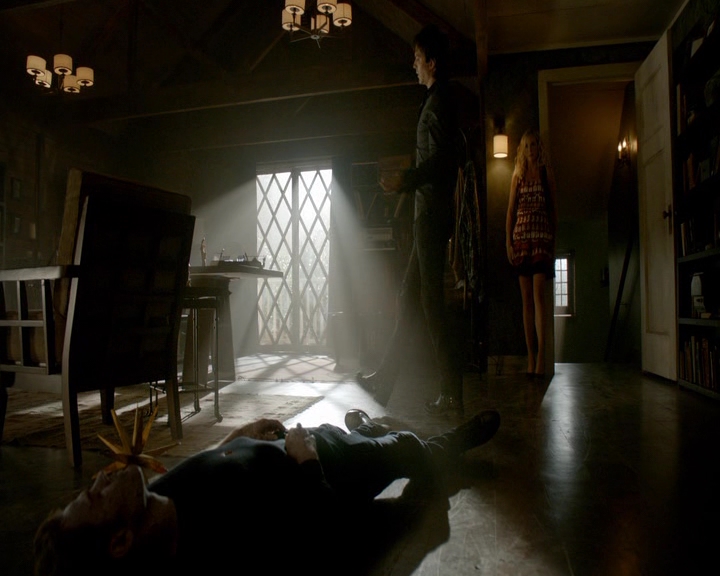 VampireDiaries-dot-nl_VVampireDiaries-dot-nl_VampireDiaries-8x07TheNextTimeIHurtSomebodyItCouldBeYou0715.jpg