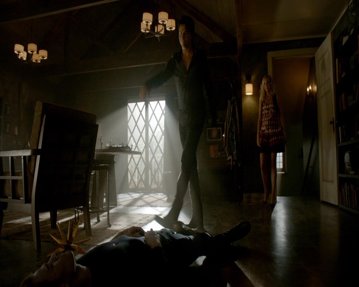 VampireDiaries-dot-nl_VVampireDiaries-dot-nl_VampireDiaries-8x07TheNextTimeIHurtSomebodyItCouldBeYou0716.jpg