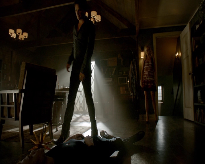 VampireDiaries-dot-nl_VVampireDiaries-dot-nl_VampireDiaries-8x07TheNextTimeIHurtSomebodyItCouldBeYou0717.jpg