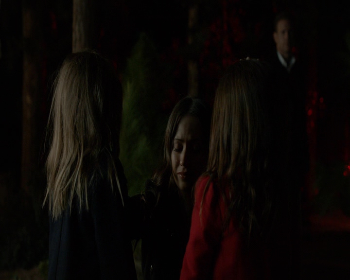 VampireDiaries-dot-nl_VVampireDiaries-dot-nl_VampireDiaries-8x07TheNextTimeIHurtSomebodyItCouldBeYou2166.jpg