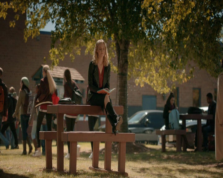 VampireDiaries-dot-nl_VVampireDiaries-dot-nl_VampireDiaries-8x08WeHaveHistoryTogether0210.jpg