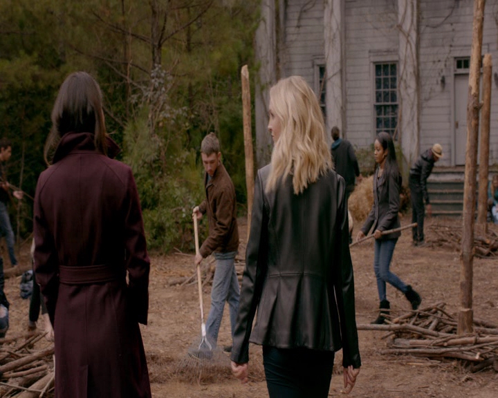 VampireDiaries-dot-nl_VVampireDiaries-dot-nl_VampireDiaries-8x08WeHaveHistoryTogether0945.jpg