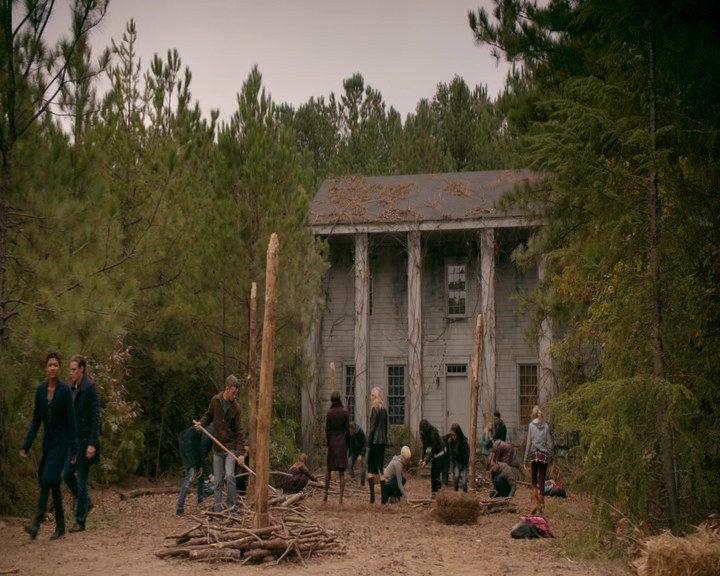 VampireDiaries-dot-nl_VVampireDiaries-dot-nl_VampireDiaries-8x08WeHaveHistoryTogether0950.jpg