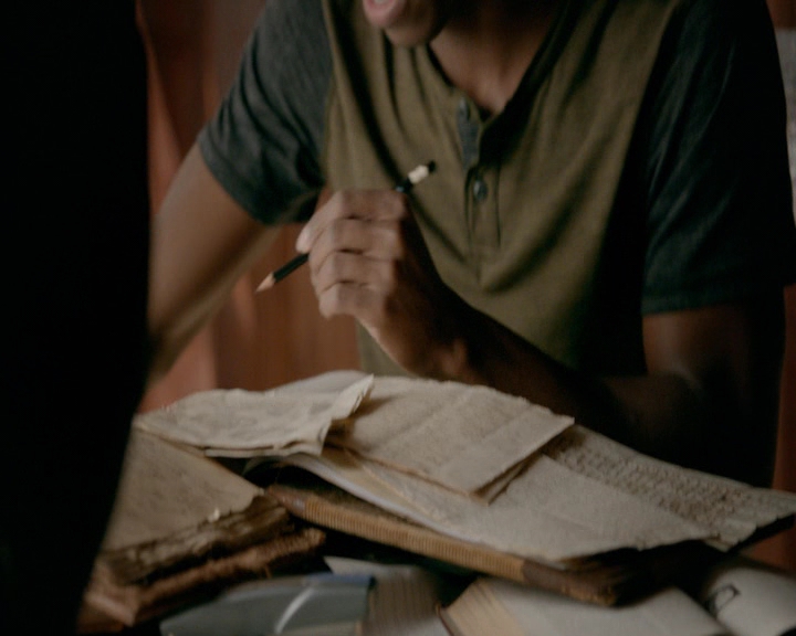 VampireDiaries-dot-nl_VVampireDiaries-dot-nl_VampireDiaries-8x08WeHaveHistoryTogether0984.jpg