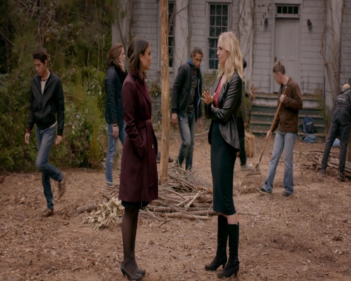 VampireDiaries-dot-nl_VVampireDiaries-dot-nl_VampireDiaries-8x08WeHaveHistoryTogether1019.jpg