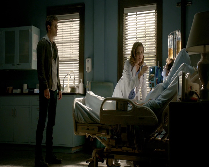 VampireDiaries-dot-nl_VVampireDiaries-dot-nl_VampireDiaries-8x08WeHaveHistoryTogether1124.jpg