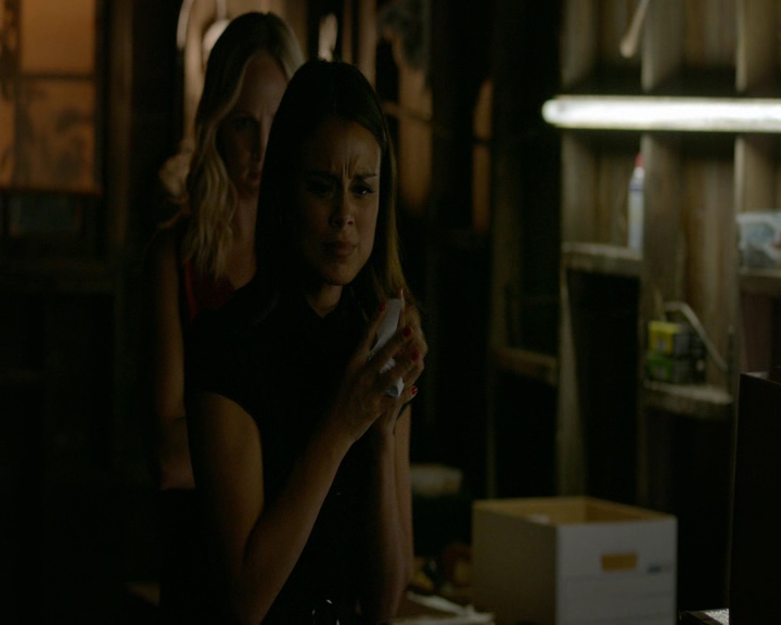 VampireDiaries-dot-nl_VVampireDiaries-dot-nl_VampireDiaries-8x08WeHaveHistoryTogether1810.jpg