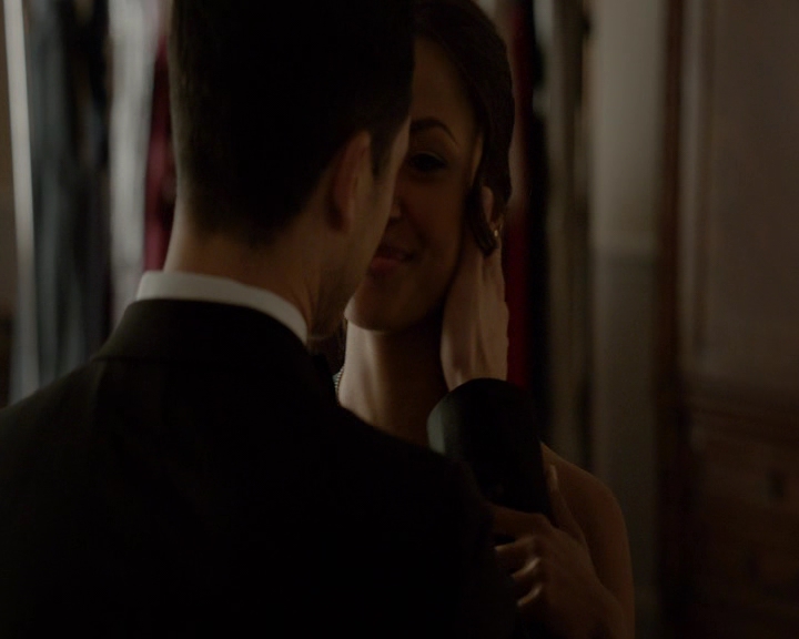 VampireDiaries-dot-nl_VampireDiaries-8x09TheSimpleIntimacyoftheNearTouch0509.jpg