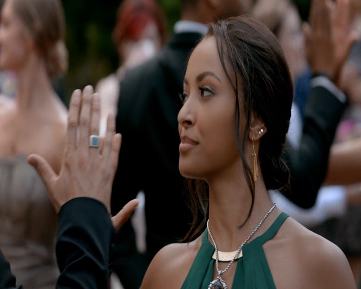 VampireDiaries-dot-nl_VampireDiaries-8x09TheSimpleIntimacyoftheNearTouch1088.jpg