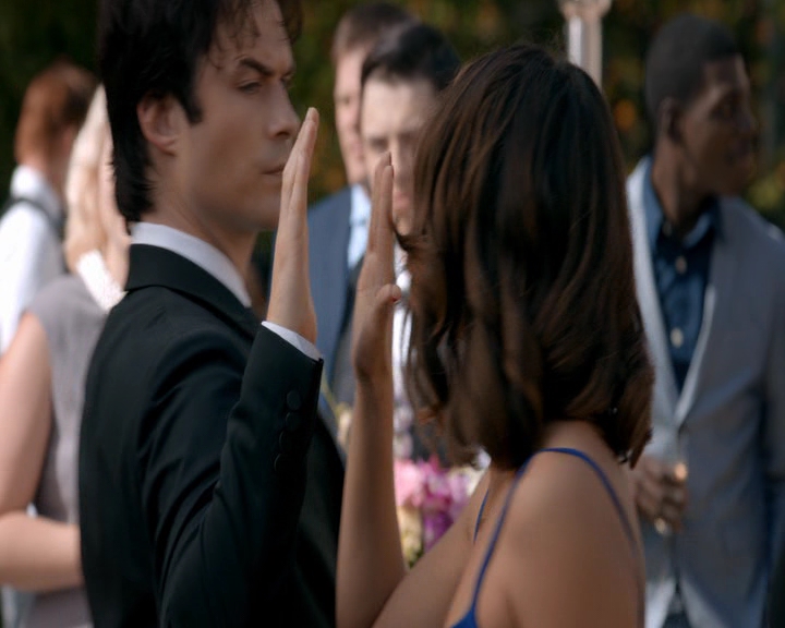 VampireDiaries-dot-nl_VampireDiaries-8x09TheSimpleIntimacyoftheNearTouch1194.jpg