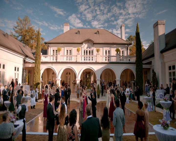 VampireDiaries-dot-nl_VampireDiaries-8x09TheSimpleIntimacyoftheNearTouch1216.jpg