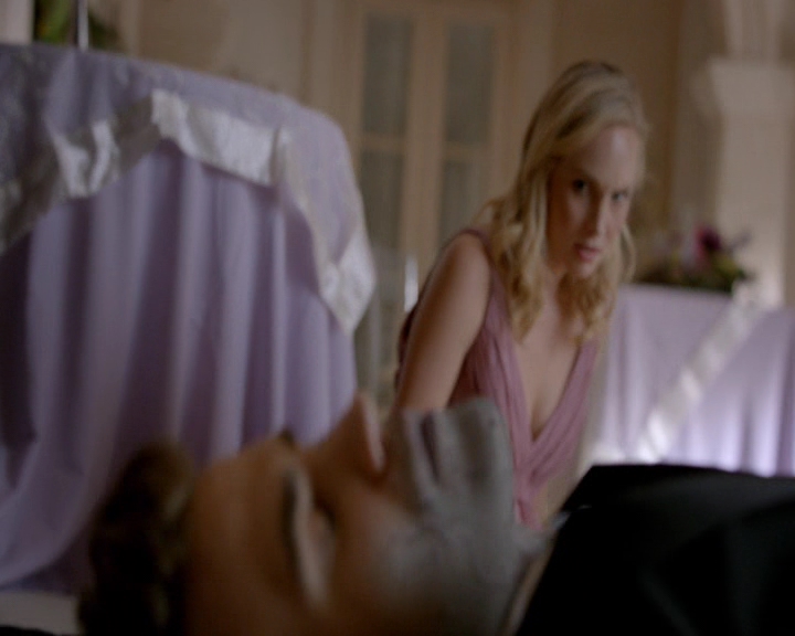 VampireDiaries-dot-nl_VampireDiaries-8x09TheSimpleIntimacyoftheNearTouch1780.jpg