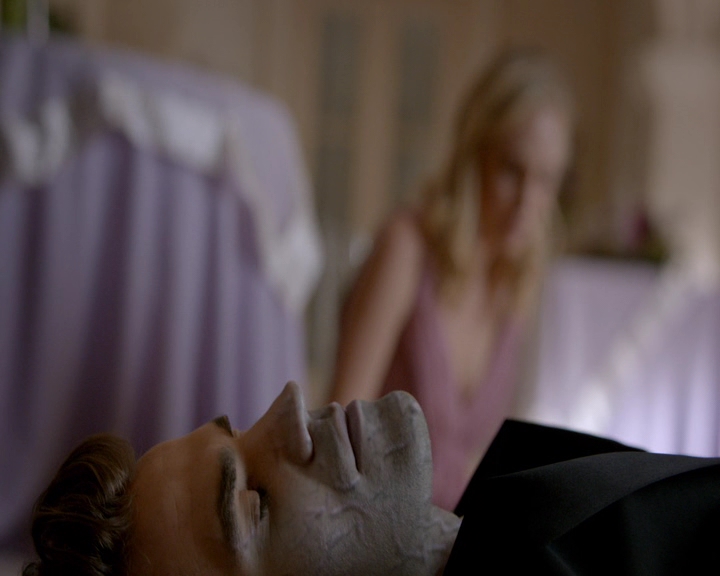 VampireDiaries-dot-nl_VampireDiaries-8x09TheSimpleIntimacyoftheNearTouch1781.jpg