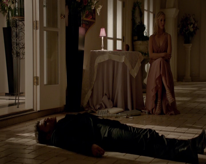 VampireDiaries-dot-nl_VampireDiaries-8x09TheSimpleIntimacyoftheNearTouch1975.jpg