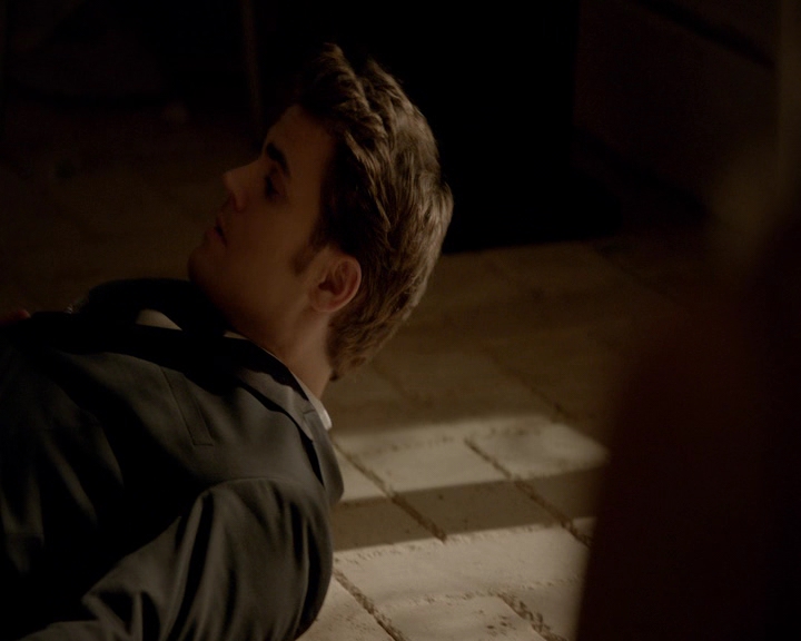 VampireDiaries-dot-nl_VampireDiaries-8x09TheSimpleIntimacyoftheNearTouch1977.jpg