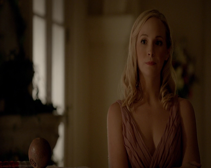 VampireDiaries-dot-nl_VampireDiaries-8x09TheSimpleIntimacyoftheNearTouch1989.jpg